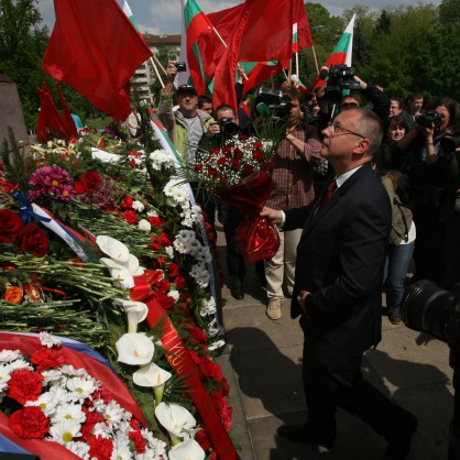 Пред паметника на Съветската армия представители на БСП, начело със Сергей Станишев отбелязаха Деня на Европа и Ден на победата