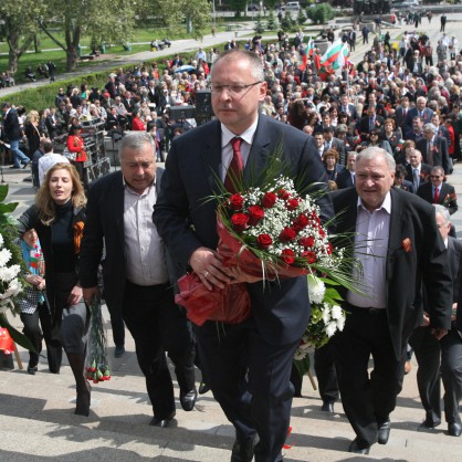 Пред паметника на Съветската армия представители на БСП, начело със Сергей Станишев отбелязаха Деня на Европа и Ден на победата