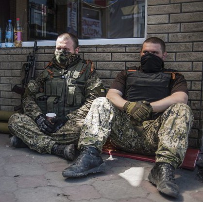 Въоръжени представители на народната самоотбрана в Славянск, Украйна