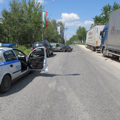 Поредна катастрофа стана на пътя Русе-Бяла, след като лек автомобил се блъсна в ТИР на изхода на Русе