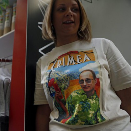 Фланелки с лика на Владимир Путин се разграбиха за часове в московски магазин