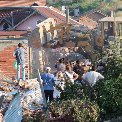 В Стара Загора продължава акцията по събаряне на незаконните ромски постройки в квартал 
