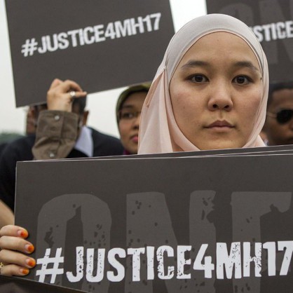 Млада малайзийка държи плакат, с който призовава за правосъдие за полет МН-17