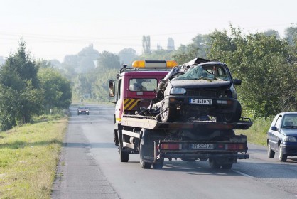 Автомобилът от катастрофата край Разград върху кола на Пътна помощ