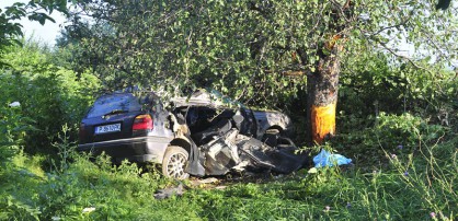 Автомобилът, забит в дървото край Разград