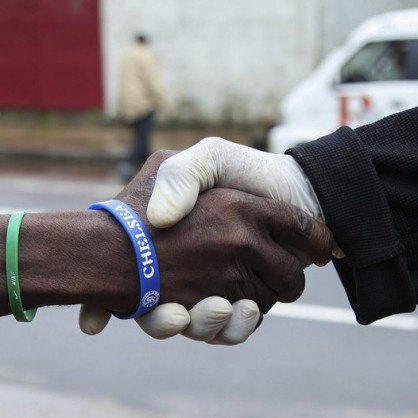 В Либерия някои вече носят ръкавици, за да се защитят от смъртоносния вирус на болестта ебола