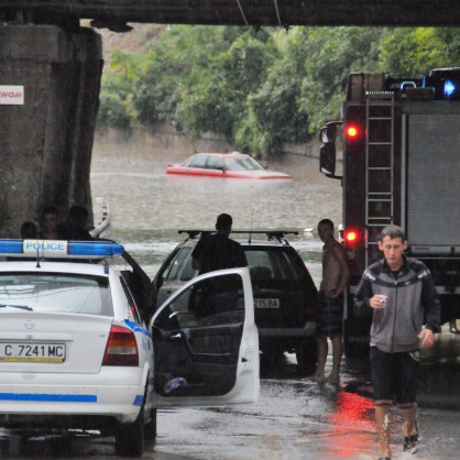 Цяла нощ аварийни екипи отводняват подлези във Враца