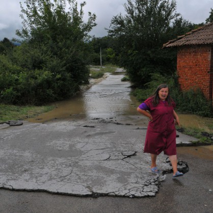 Пастир загина във врачанско село, десетки къщи са наводнени