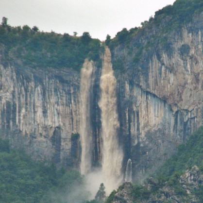 Водопадът ”Скакля” край Враца е изключително пълноводен