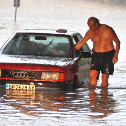 Пороен дъжд и градушка се изляха над Враца