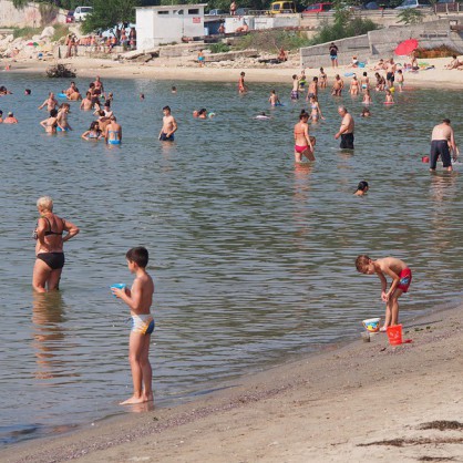 Офицерският плаж във Варна остава затворен за къпане