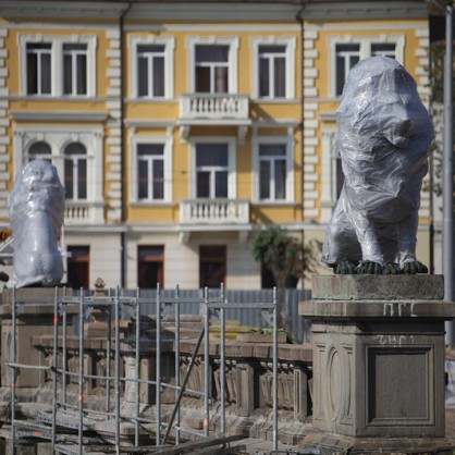 Два от лъвовете на емблематичния Лъвов мост вече са на мястото си