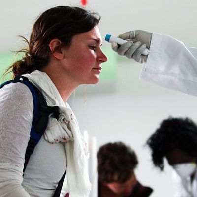 Проверка за Ебола на летище Найроби в Кения