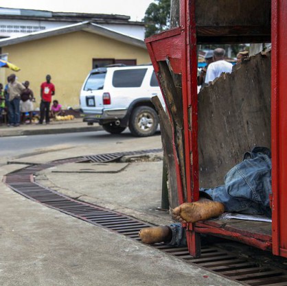 Труп на жертва на Ебола в Либерия