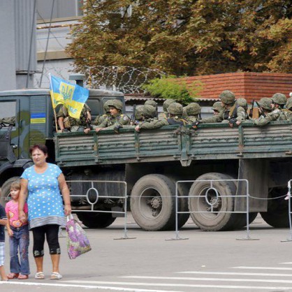Кризата в Украйна - цивилни хора и военни
