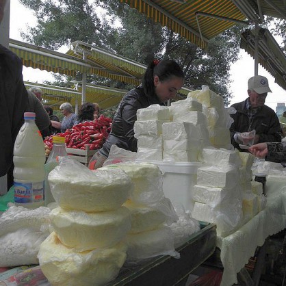 Домшно мляко и сирене на пазара в Благоевград