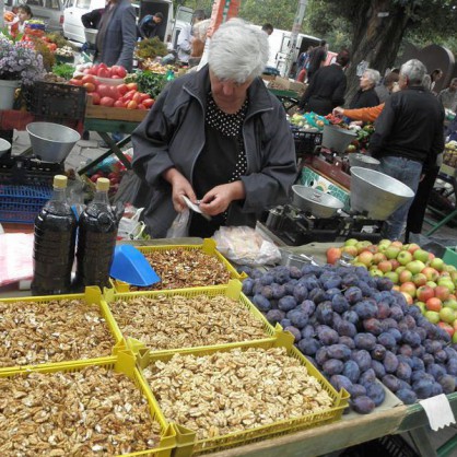 Пазар в Благоевград - орехи и сливи
