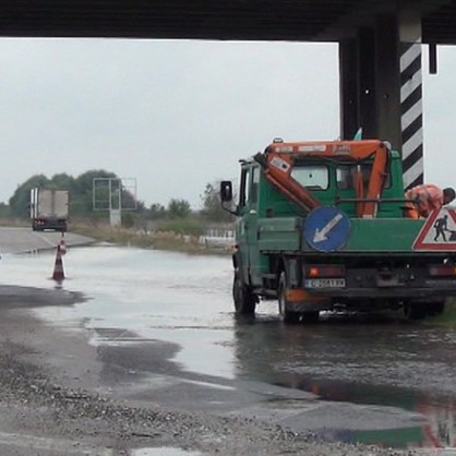 Аварийната лента на автомагистрала ”Тракия”  е наводнена