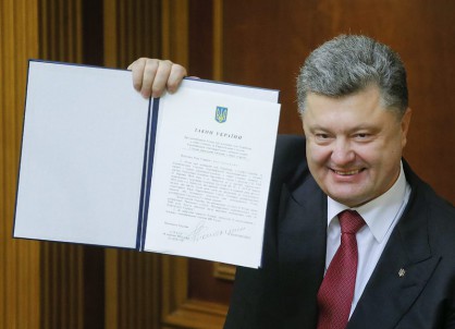 Петро Порошенко постави подписа си под споразумението