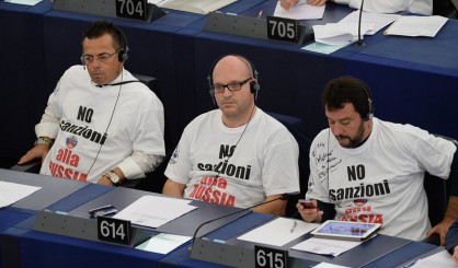 Евродепутати с протестни тениски