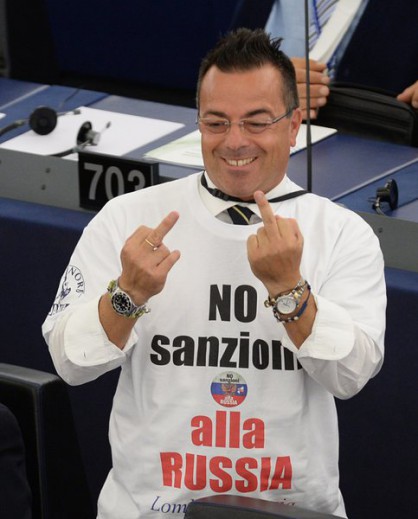 Евродепутат от Италия с тениска с надпис ”НЕ на санкциите за Русия”