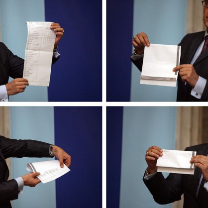 Говорителят на ЦИК Александър Андреев демонстрира как се сгъва изборната бюлетина
