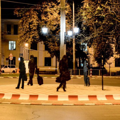 Пластична композиция, имитиращи гаров площад, освежи пл. „Славейков“ във Варна