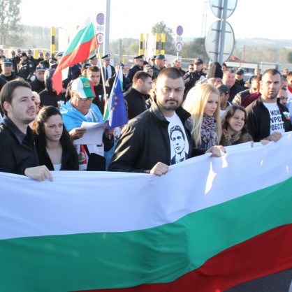 Симпатизантите опънаха голямо българско знаме