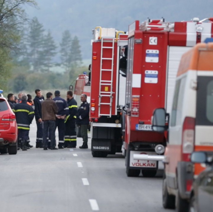Пожарникари са влезли в завода минути след взрива, но са излезли заради вторични взривове