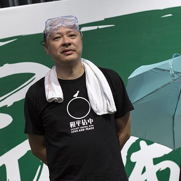 50-годишният Бени Тай е съосновател на продемократичното движение ”Окупирай центъра с любов и мир” в Хонконг