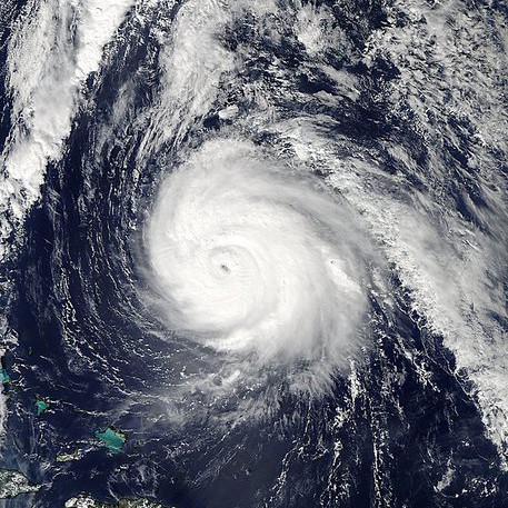 Снимка на движението на урагана ”Гонзало”, направена от сателит над Атлантическия океан на 16.10 и представена от НАСА на 18-ти