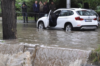 Много автомобили закъсаха при наводнението в Хасково