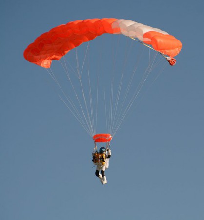 На височина от 5,5 километра е бил отворен парашутът.
