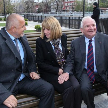 Докато Бойко Борисов и Йорданка Фандъкова показваха на Жозеф Дол ремонтирания Лъвов мост, той сложи ръка върху крака й