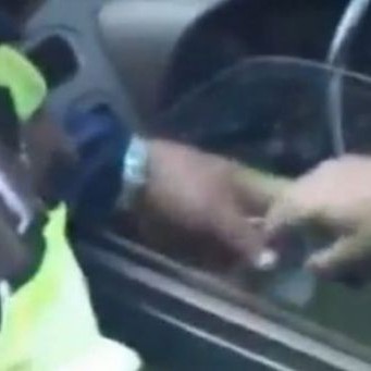 Полицай в София взима подкуп от шофьор