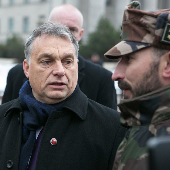 Премиерът на Унгария Виктор Орбан разговаря на 23 ноември с унгарски войници във Вилнюс, столицата на Литва