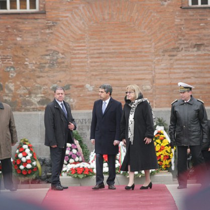 Росен Плевнелиев и Цецка Цачева на тържествена церемония по полагане на венци пред паметника на Незнайния воин