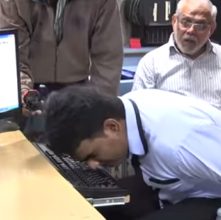 Индиец постави рекорд за писане с нос по клавиатура