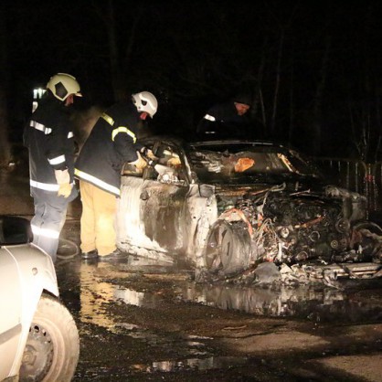 Мъж подпали BMW в Казанлък