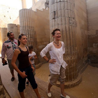Туристи разглеждат пирамидите в Египет