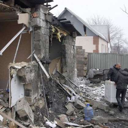 Разрушени къщи след обстрел на град Донецк в Източна Украйна