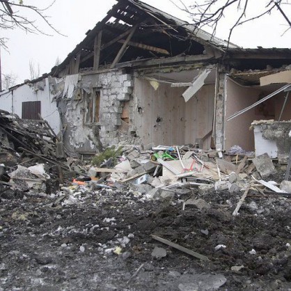 Разрушени къщи след обстрел на град Донецк в Източна Украйна