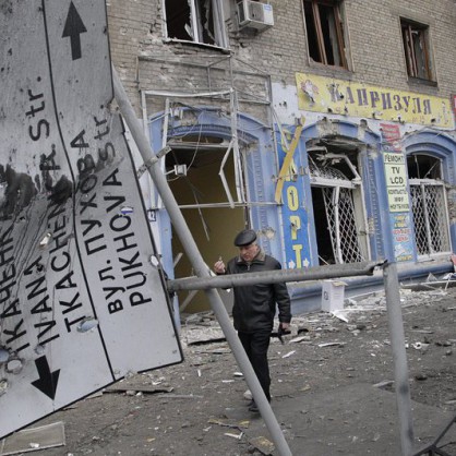 Разрушената спирка след обстрела в Донецк