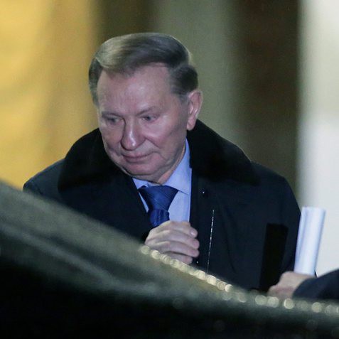 Леонид Кучма напуска президентската резиденция след преговорите в Минск