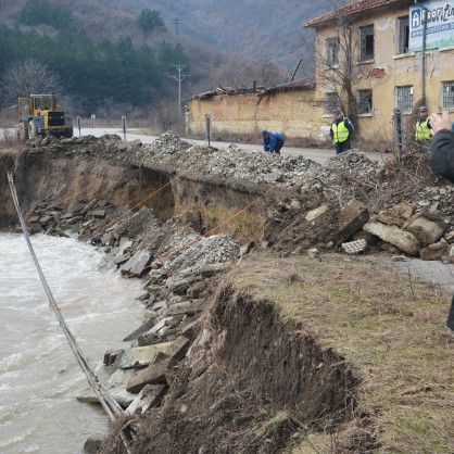 Възстановителни работи след потопа в Сливенско