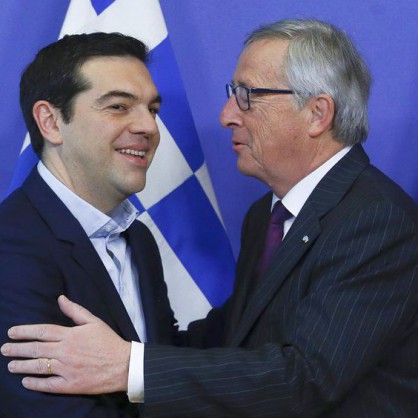Председателят на ЕК Жан-Клод Юнкер разцелува гръцкия премиер Алексис Ципрас пред камерите