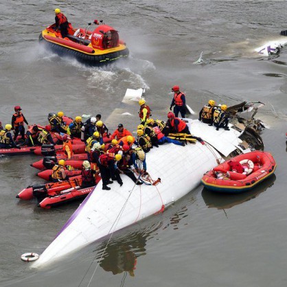 Самолет се разби в река в Тайпе