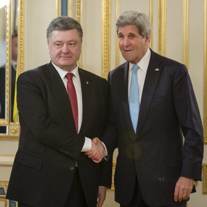 Американският държавен секретар Джон Кери и украинския президент Петро Порошенко