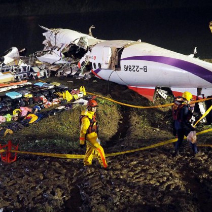 Самолет се разби в река в Тайпе
