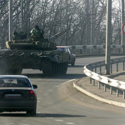 Танк с про руски бунтовници минава през Донецк